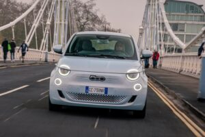 Francia lanzó un programa de "leasing social" para acceder al coche eléctrico. Ha muerto literalmente de éxito
