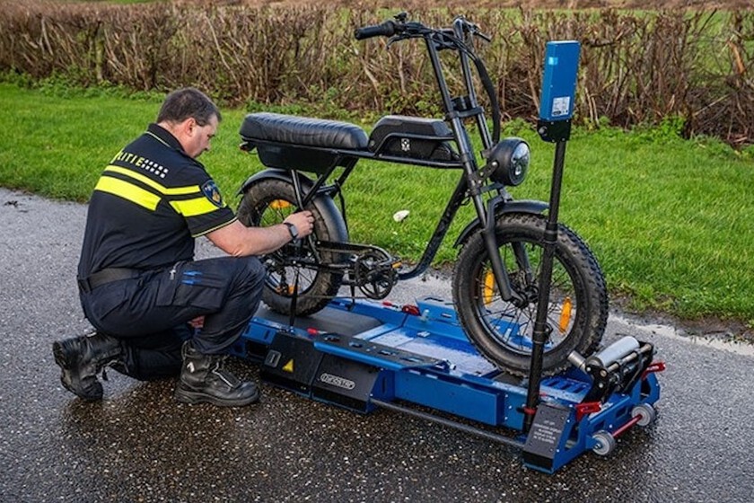 En España hacemos controles de velocidad a coches. En Países Bajos ya los hacen a las bicicletas eléctricas