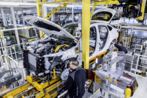 Mercedes empieza a dudar de vender en exclusiva coches eléctricos en 2030