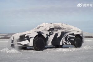 NIO saca músculo con un coche que se sacude la nieve. Un truco que Citroën ya utilizaba hace medio siglo