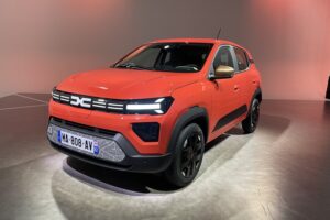 Vendieron los coches más baratos, ahora Dacia trata de refinarse. El Dacia Spring es el mejor ejemplo de su cambio de rumbo