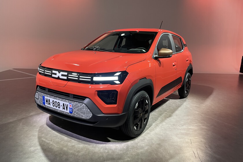 Vendieron los coches más baratos, ahora Dacia trata de refinarse. El Dacia Spring es el mejor ejemplo de su cambio de rumbo