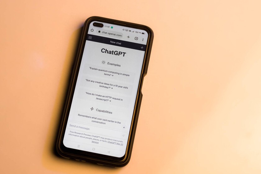 Ya sabemos por qué ChatGPT empezó a hablar en Spanglish. El loro estocástico de OpenAI se hizo un lío con los números