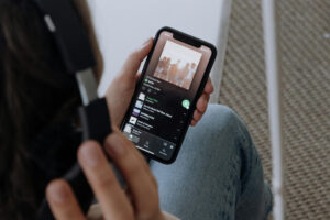 "Spotify no paga nada a Apple". La compañía de Cupertino se defiende ante la posible multa de la Comisión Europea