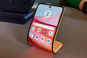 Este plegable de Motorola sí es verdaderamente flexible. Un prototipo que marca la evolución de los móviles tipo concha