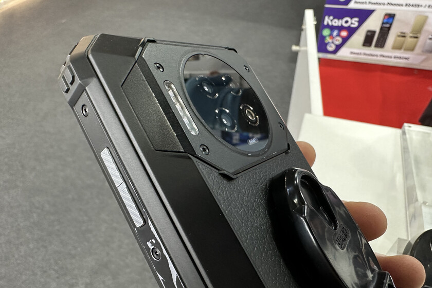 Este mamotreto es un móvil Android. Uno con 28.000 mAh de batería que pesa más de medio kilo