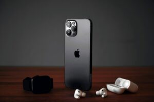 explora tímidamente el desarrollo de un anillo inteligente y unas gafas conectadas