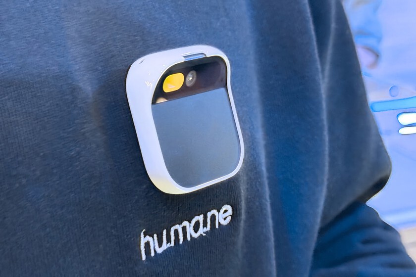 He visto el AI Pin en funcionamiento. Tengo clarísimo que no remplazará al smartphone