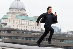 Últimos días para ver en Netflix la película de Tom Cruise definitiva, una gloriosa oda a la amistad, la aventura y pegarse en un lavabo