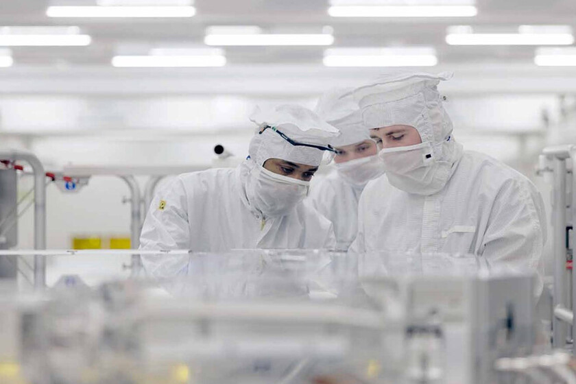 Intel ha completado las primeras pruebas con la máquina de litografía más avanzada que existe. Y ya sabemos cuándo tendrá chips de 1 nm
