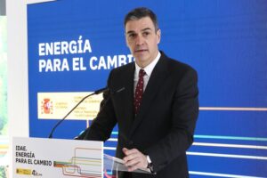 El desplome del precio de la luz tenía una condición impuesta por el gobierno: la subida al 21% del IVA
