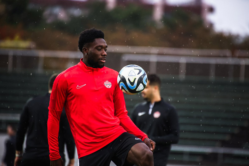 Alphonso Davies negocia con el Real Madrid