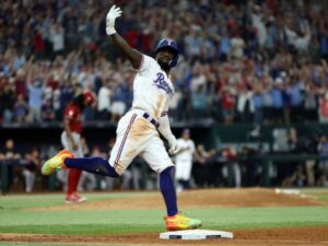 Adolis García se queda en los Rangers