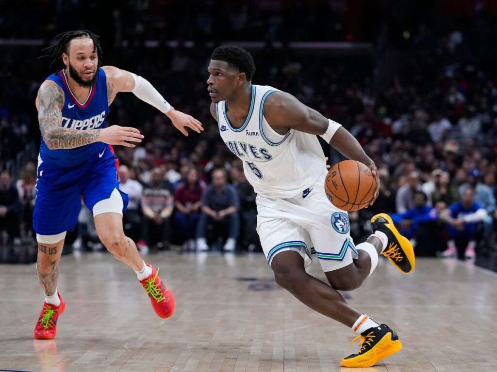 Wolves superan a Clippers en duelo de punteros