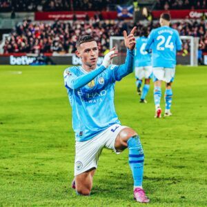 Manchester City derrota a Brentford y se acerca al Liverpool