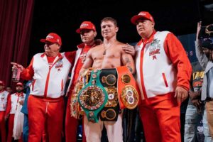 Acusan de mentir en la esquina de Canelo Álvarez