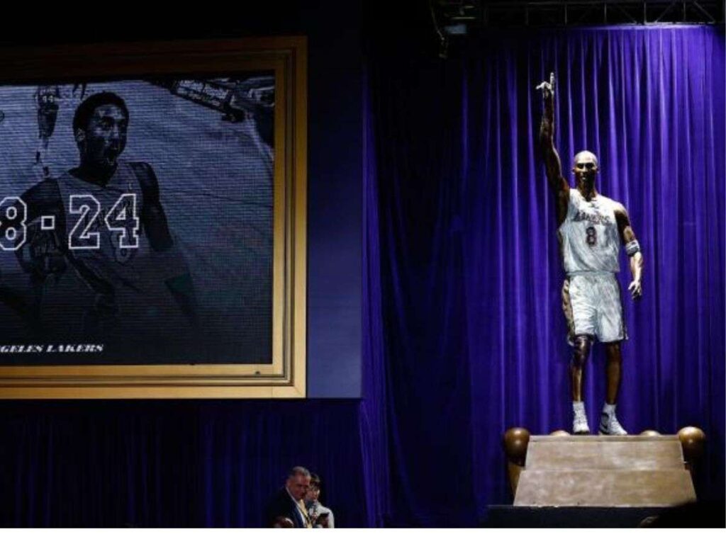Develan la primera de tres estatuas de Kobe Bryant