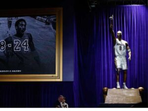 Develan la primera de tres estatuas de Kobe Bryant
