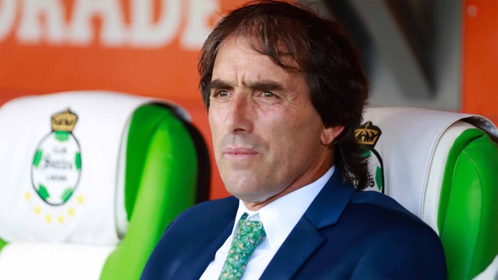 Foto: Guillermo Almada, DT Santos Laguna / Facebook Oficial