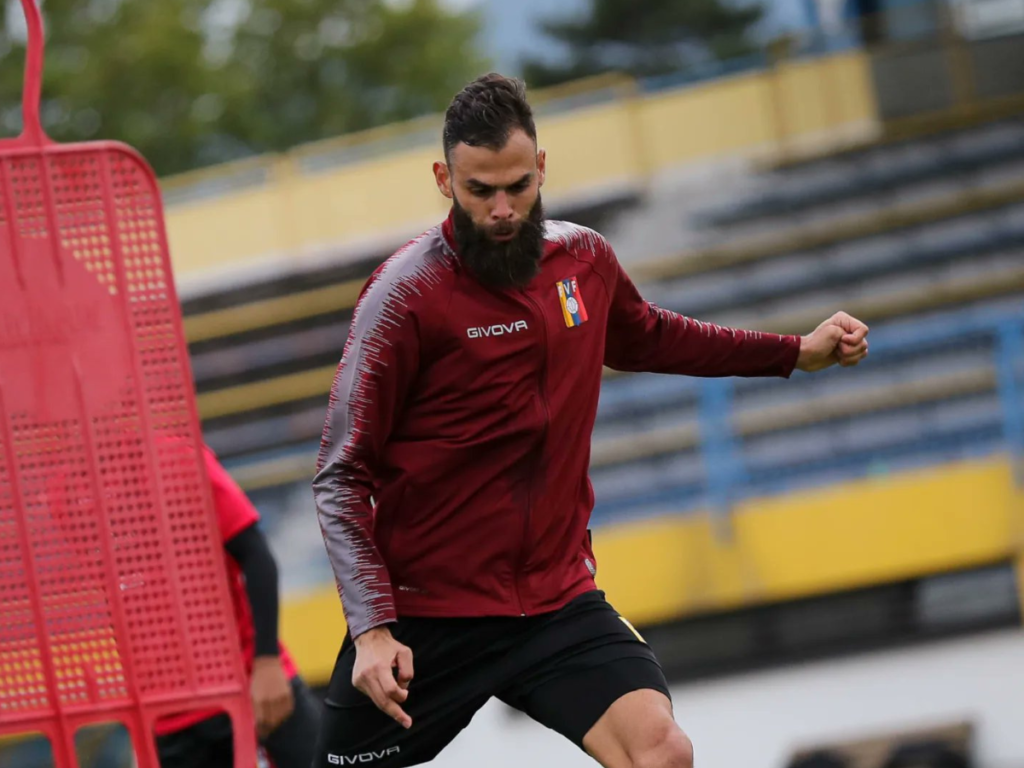 Jhon Chancellor se vestirá de violeta