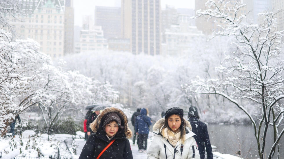 Vuelos cancelados y caos de transporte por una tormenta de nieve en Nueva York