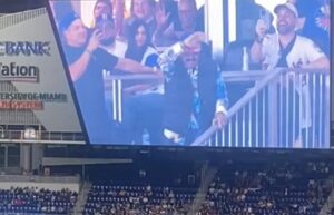 Oscar D’ León puso a gozar a los fanáticos de LoanDepot Park de Miami