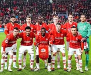 PSV y 'Chucky' rescatan el empata contra el Dortmund