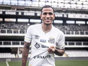Santos gana con respaldo de Rómulo Otero