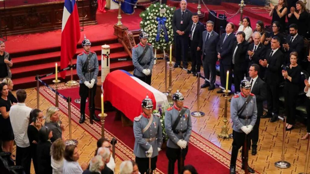funcionarios y ciudadanos rinden tributo al expresidente en Santiago