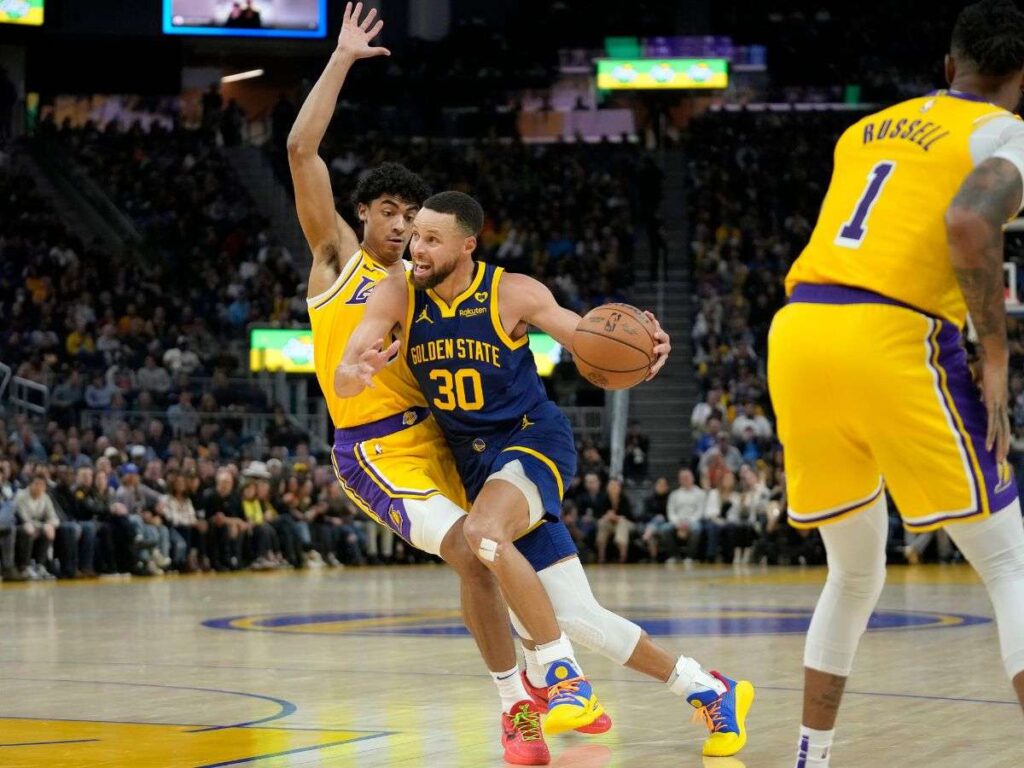 Curry impulsa triunfo de Warriors a Lakers