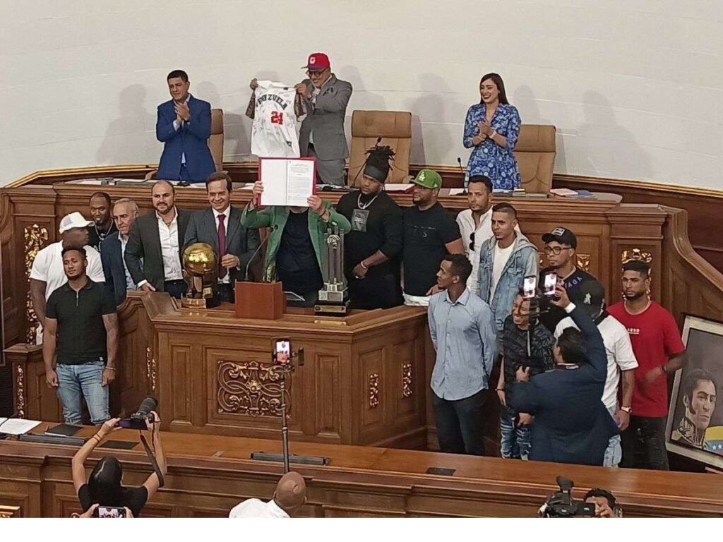 Tiburones fue homenajeado en la Asamblea Nacional