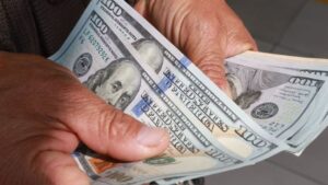 Dólar oficial subió apenas 0,83% y el paralelo bajó 2,43% ante fuerte presión del BCV