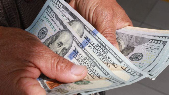 Dólar oficial subió apenas 0,83% y el paralelo bajó 2,43% ante fuerte presión del BCV