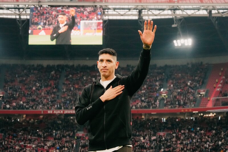 Edson Álvarez en el homenaje en su honor que le dedicó el Ajax de la Eredivise tras su paso de 2019 a 2023 con el club. (Foto: 'X' Ajax)