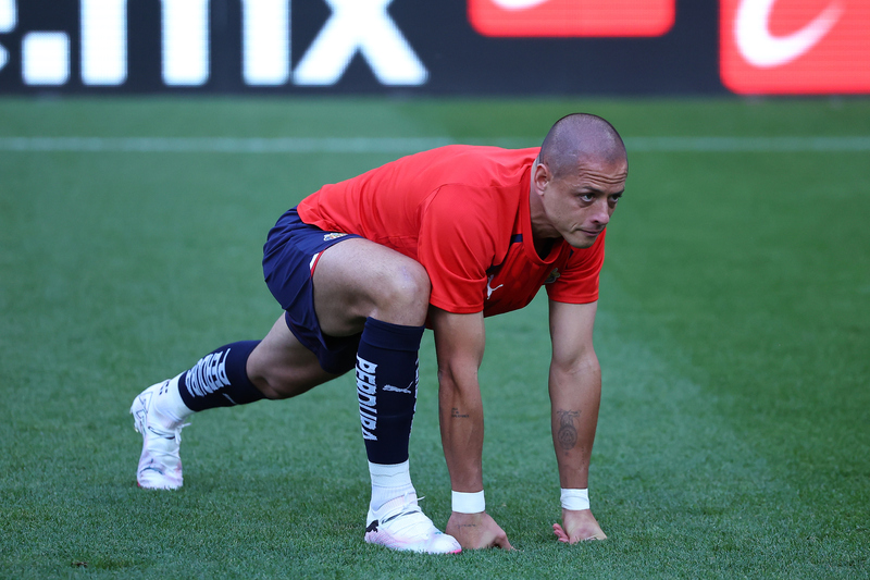 Javier 'Chicharito' Hernández calentando en la previa a su regreso con las Chivas del Guadalajara. (Foto: 'X' Chivas)