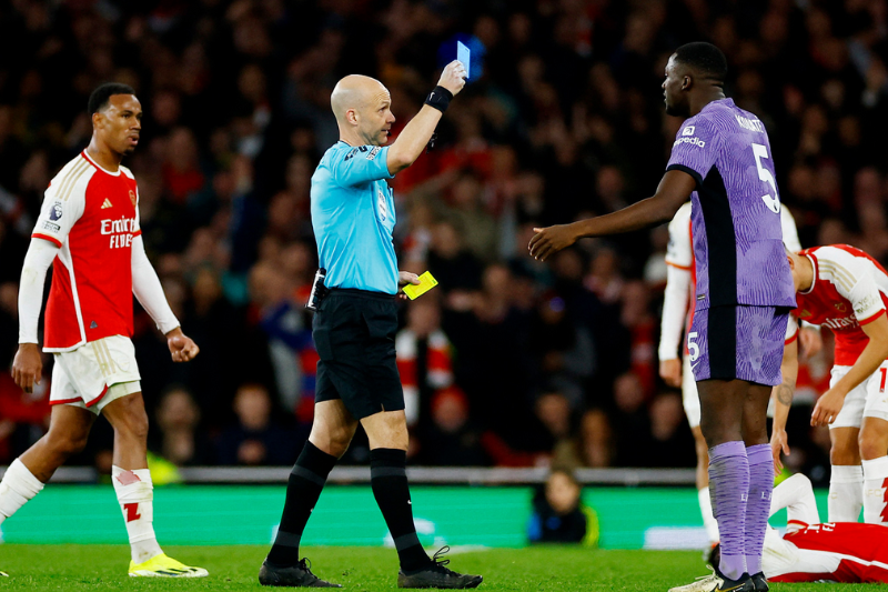 La nueva tarjeta azul aprobada por la IFAB. (Foto: 'X' Premier League / editada en Canva)