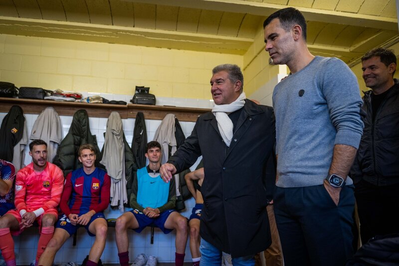 Rafael Márquez junto al presidente del Barcelona, Joan Laporta. (Foto: 'X' Barça Atlètic)