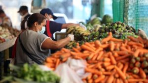 Consumo promedio de una familia venezolana costó 513,81 dólares del 1 al 15 de enero (CEDICE)
