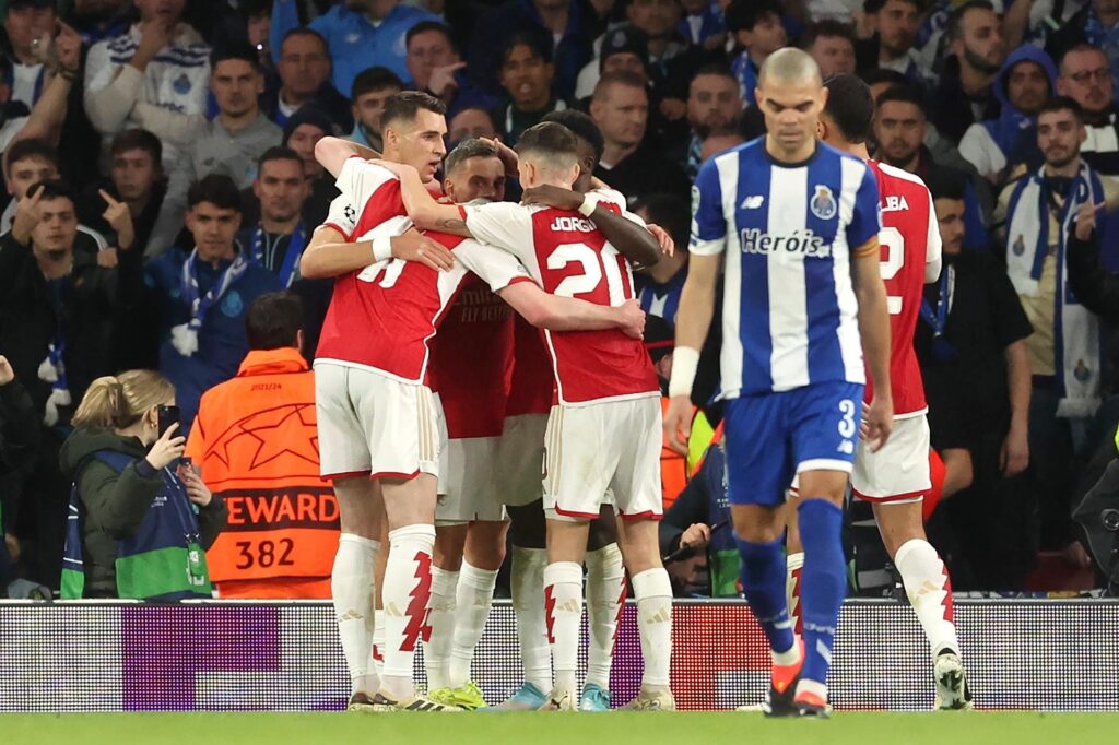 Arsenal clasifica a cuartos de fina gracias a David Raya