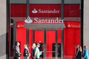 Un problema informático en el Banco Santander muestra cobros por duplicado. No es un ciberataque, asegura el banco
