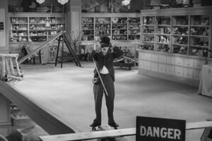 Cómo Charlie Chaplin usó un revolucionario truco de efectos visuales en una escena donde desafía a la muerte