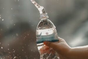 Acabamos de encontrar una forma sorprendentemente sencilla de eliminar los microplásticos del agua potable