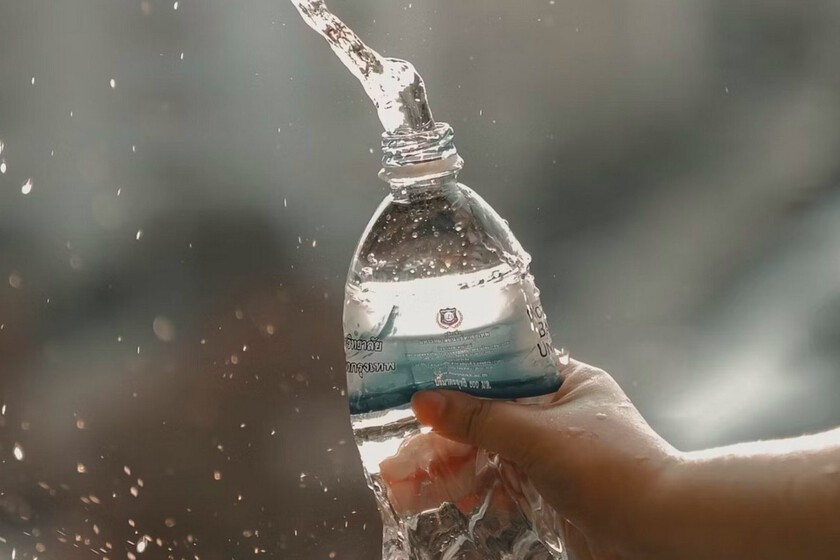Acabamos de encontrar una forma sorprendentemente sencilla de eliminar los microplásticos del agua potable