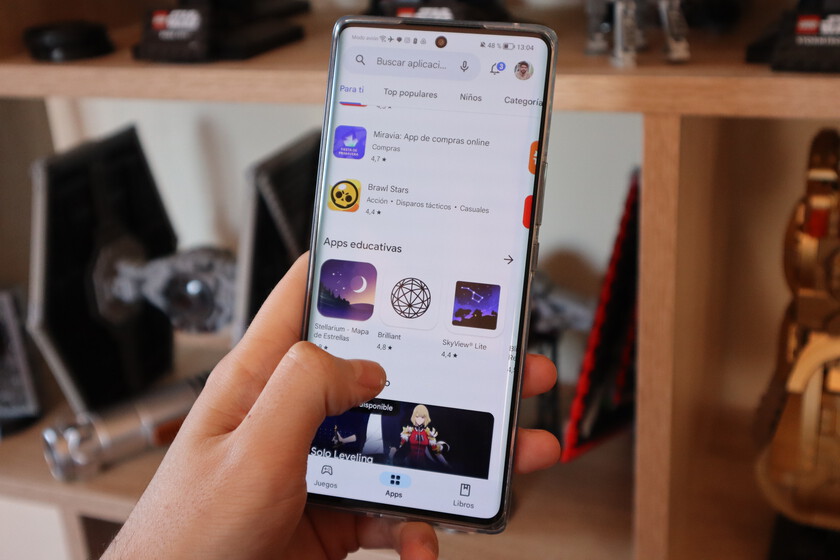 Google sigue a Apple y también cobrará comisiones a los desarrolladores aunque sus apps no usen los pagos de Google