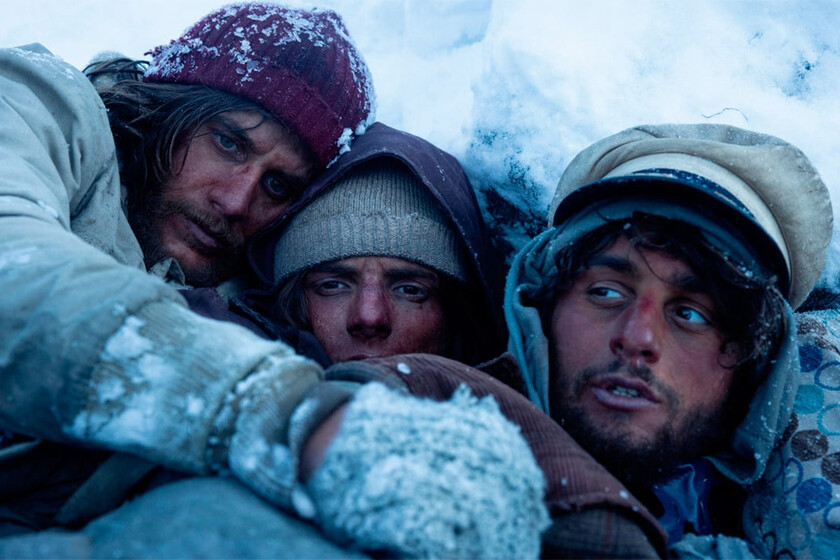 En 'La sociedad de la nieve' aparecen los supervivientes reales de la tragedia, pero hay que pausar Netflix en estos momentos precisos para verlos