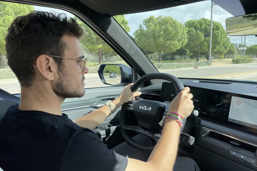 La DGT no ha prohibido las "gafas de cerca" (pero sí puede multarnos con 200 euros si no cumplimos estas obligaciones)