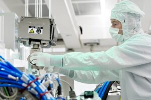 la conductividad eléctrica del metal y la térmica del vidrio