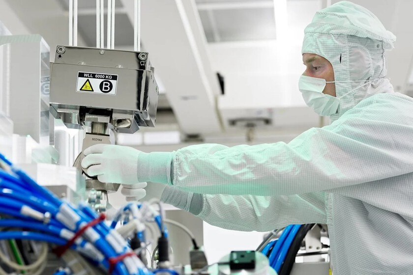 la conductividad eléctrica del metal y la térmica del vidrio