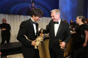 "Es un símbolo de terror, guerra y poder nuclear". El director de 'Godzilla Minus One' compara su película con 'Oppenheimer' y afirma que él la haría diferente