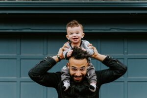España tiene los permisos de paternidad más largos de la OCDE. El problema es que los estamos solapando